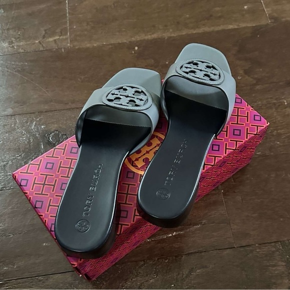 Tory Burch-Bombe Miller leather sandal 7.5-brand new-light blue/navy-Retail $300 - Picture 6 of 15